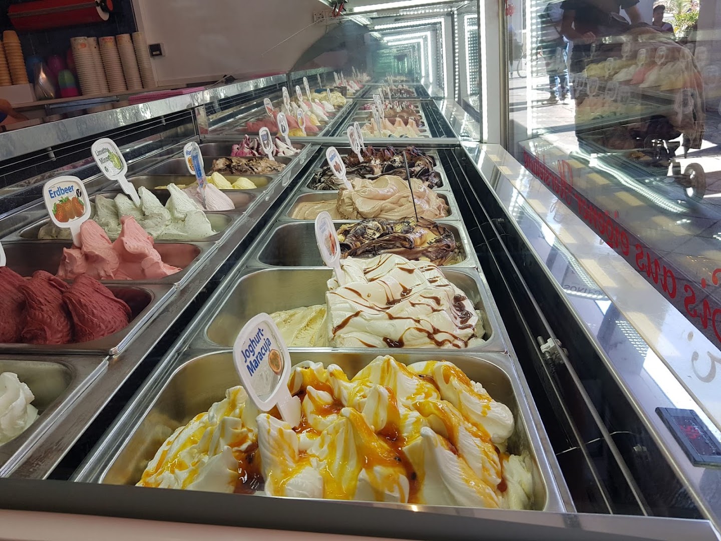 Bunte Auswahl an Eissorten in der Cortina-Theke