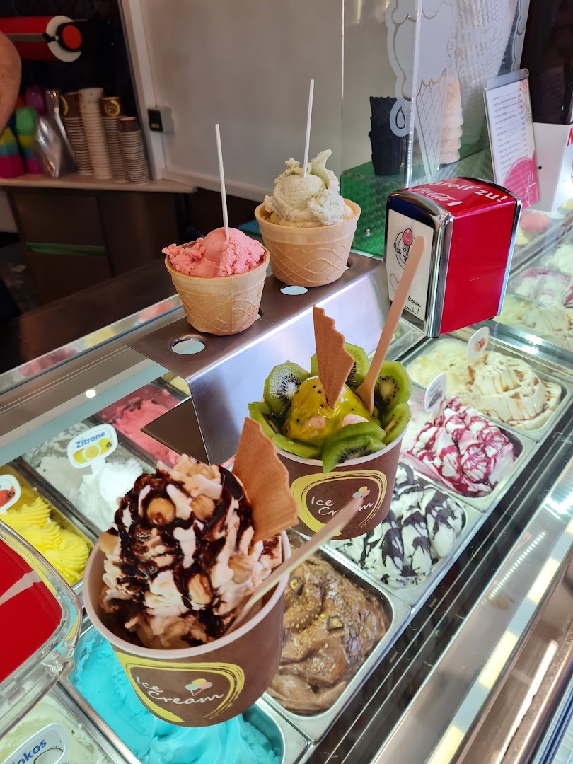 Frische Eisbecher und Waffeln an der Eistheke